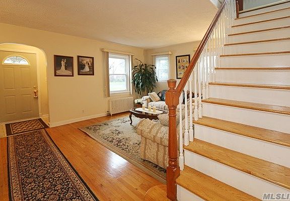4th image of 1665 New Hyde Park Dr