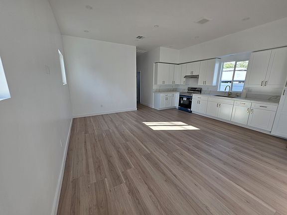 4th image of 8109 Woodman Ave #8113