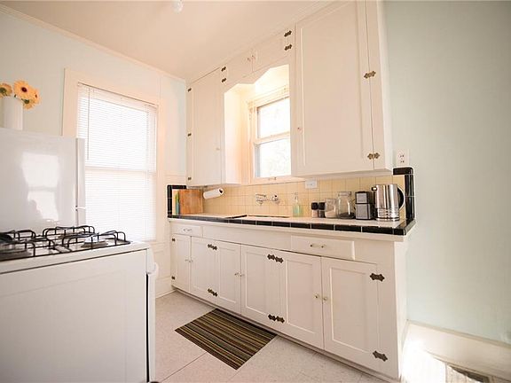 3rd image of 1519 Parkway