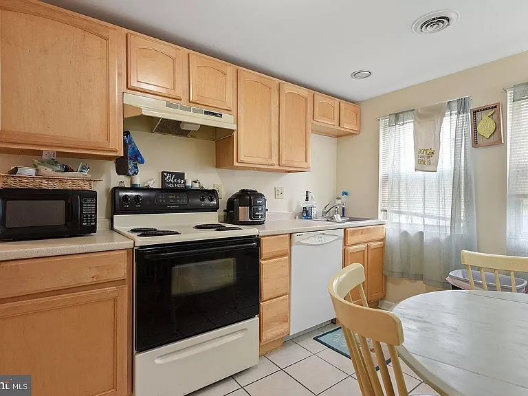 215 Westminster Ave #B — Photo 3