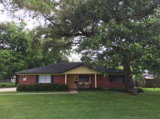 213 Sleepy Hollow Dr, Lake Jackson, TX 77566
