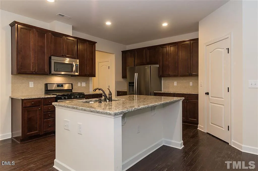 5 bed, 3.0 bath, 2700 sqft, $2,795 — Photo 4