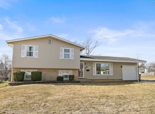 402 Arrowhead Trl, Carol Stream, IL 60188