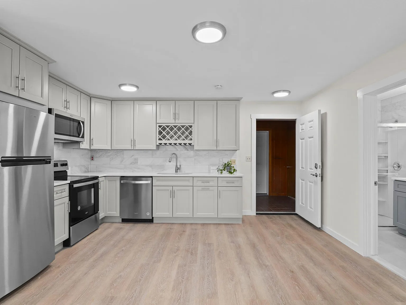 1 bed, 900 sqft, $2,675 — Photo 3