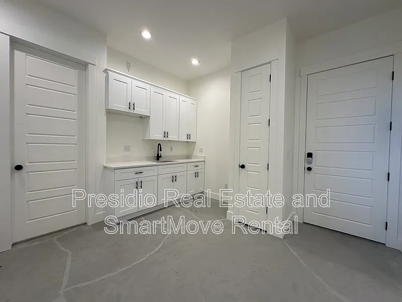 828 E Logan Ave #I