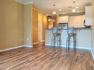 3872 S Lake Dr Unit 102, Saint Francis, WI 53235