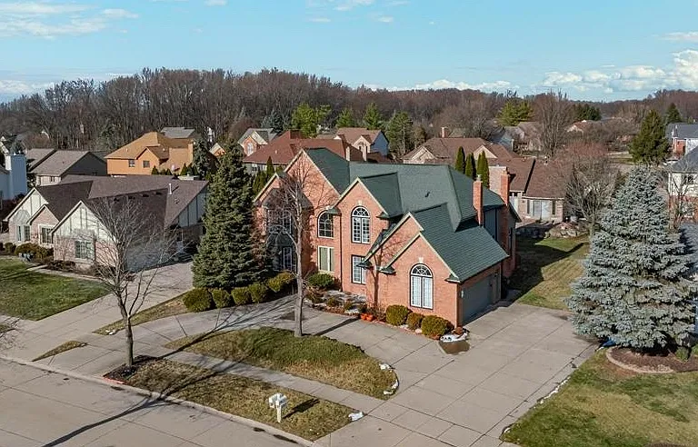 4885 Homestead Dr — Photo 2