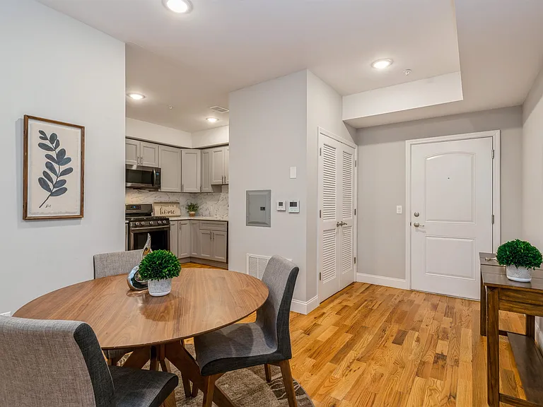 725 Sip St #404 — Photo 2