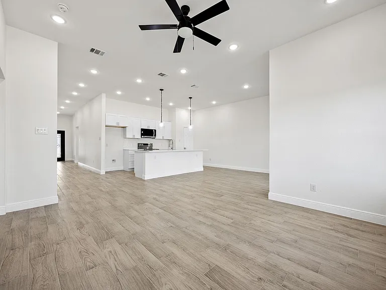 202 Dover Dr — Photo 8