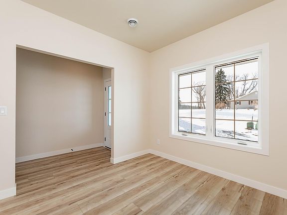 3rd image of 520 Leondard St