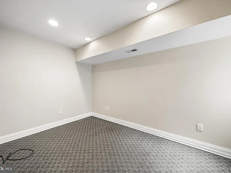 619 S 42nd St — Photo 16