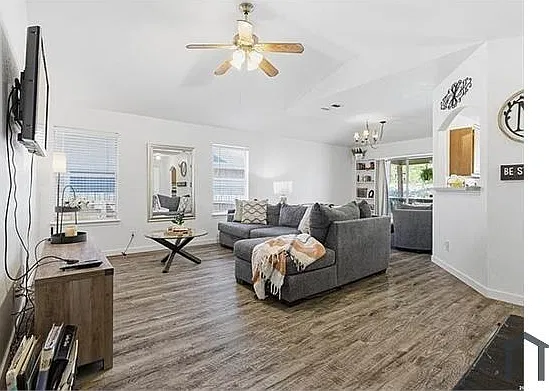 3 bed, 1420 sqft, $2,350 — Photo 3