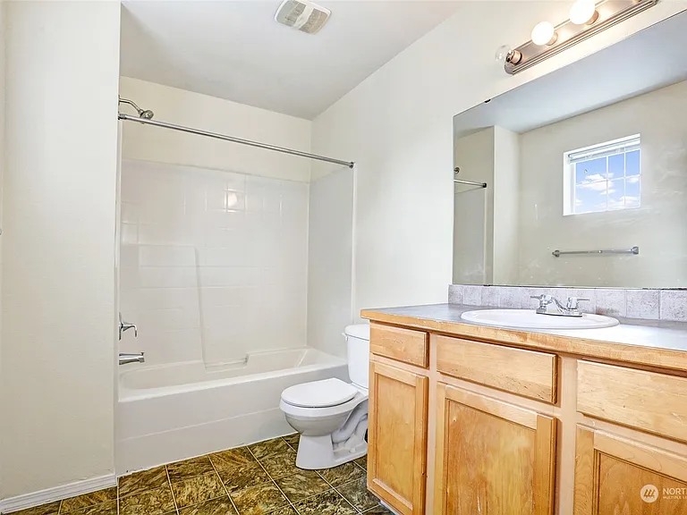 2nd Bathroom with bath tub.