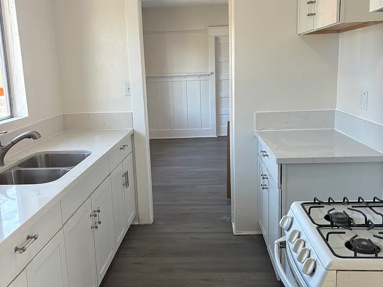 402 E 43rd Pl — Photo 2