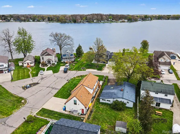 1210 Sunrise Park St, Howell, MI 48843