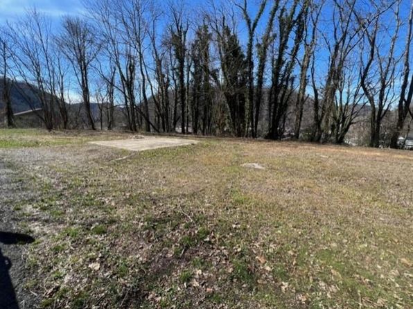 120 6th St, Elkhorn City, KY 41522