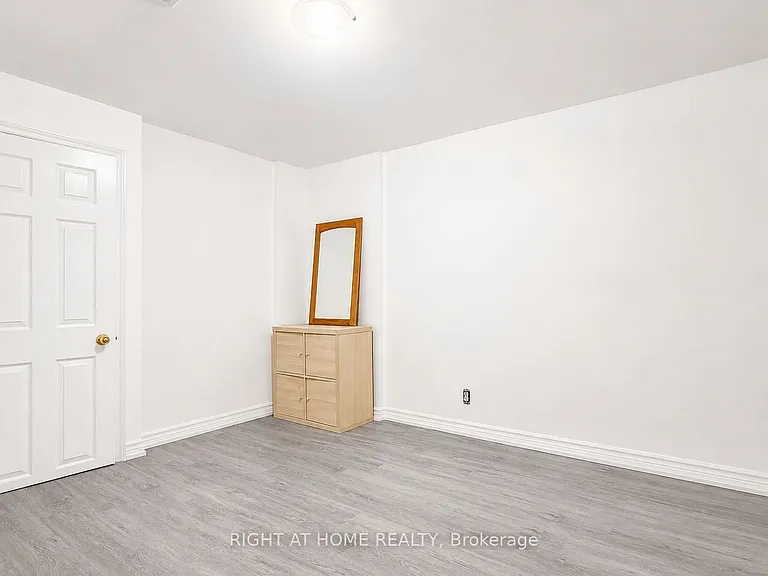 380 Lansdowne Ave #BASEMENT — Photo 8
