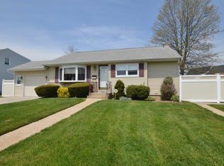 15 Hastings Ln, Hicksville, NY 11801