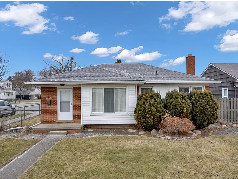 14615 Stephens Dr — Photo 1