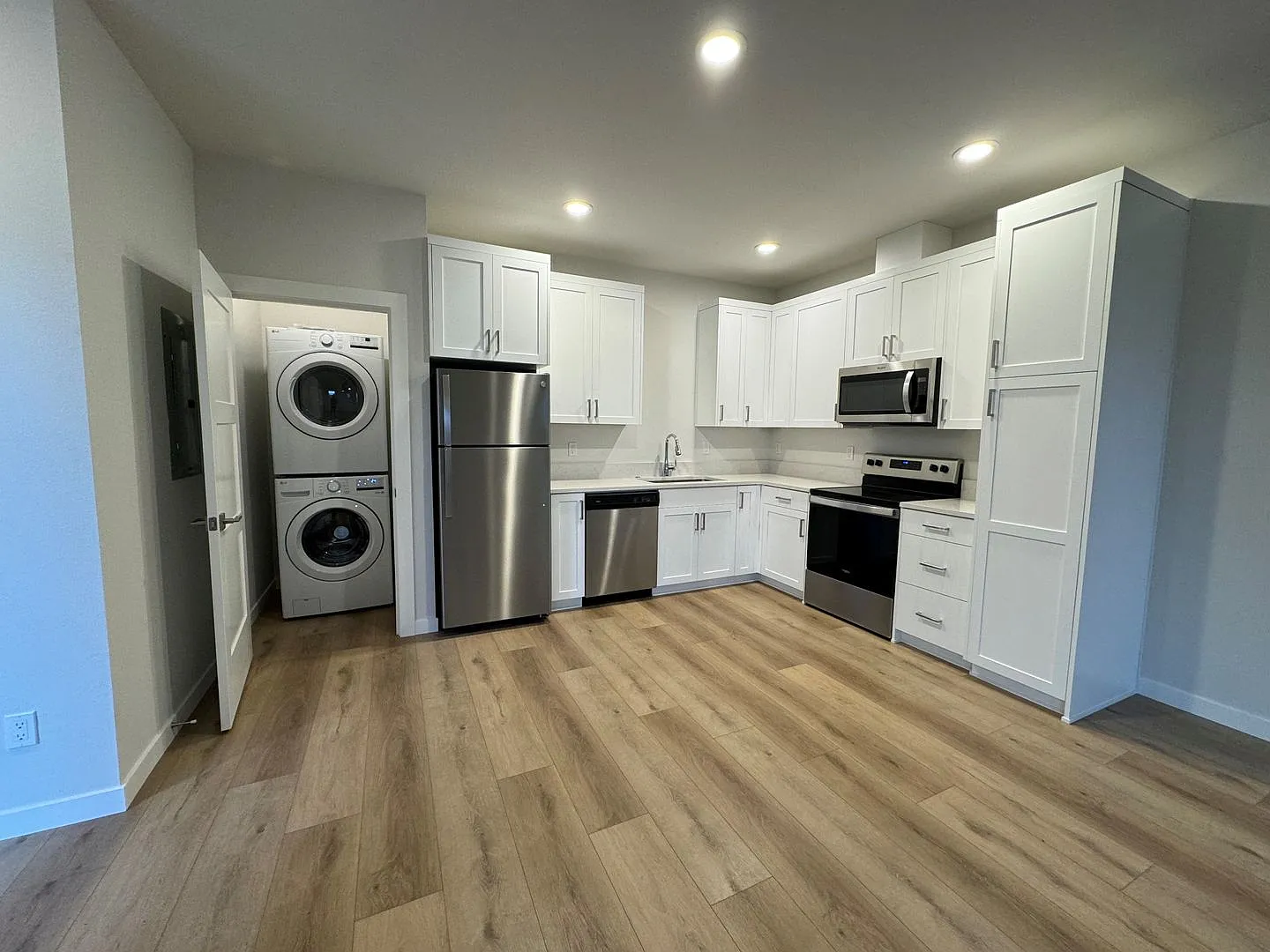 Single Level 1 Bedroom / 1 Bathroom Home — Photo 4