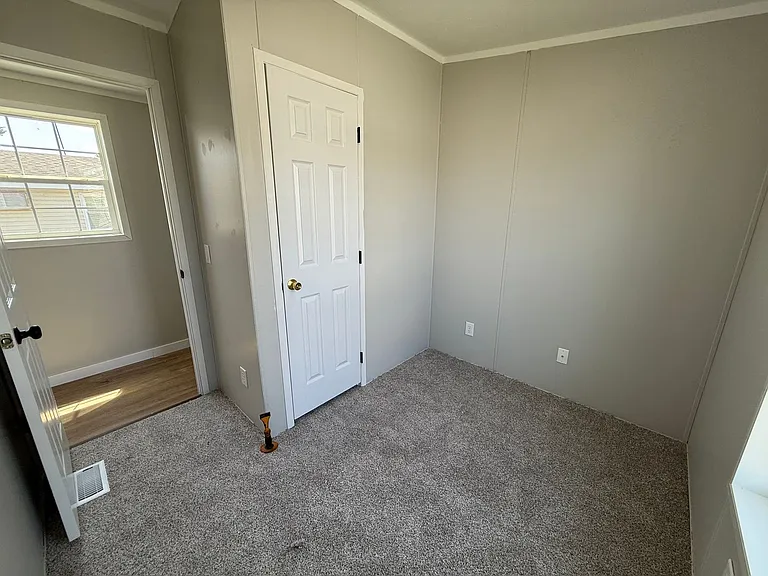 1323 Floyd Ave — Photo 5