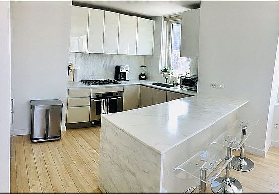 3rd image of 322 W 57th St APT 27U