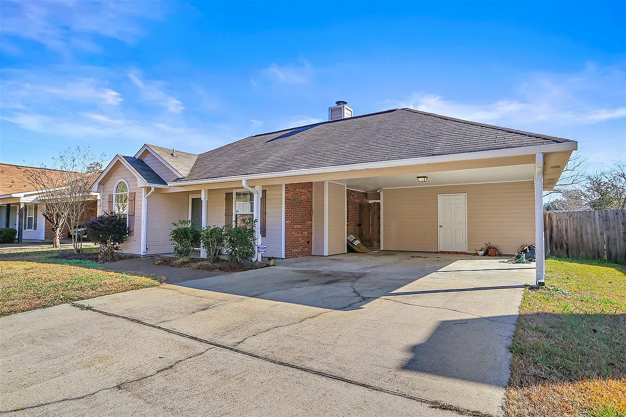 3 bed, 1200 sqft, $1,865 — Photo 1