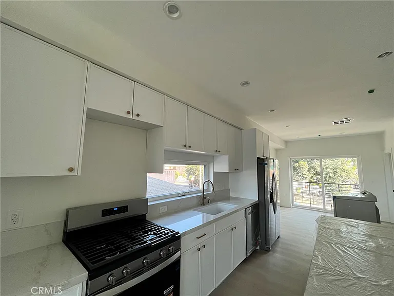 1282 S Leighton Ave — Photo 4