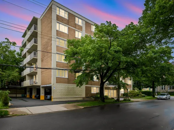 990 McLean St #404, Halifax, NS B3H 2V1