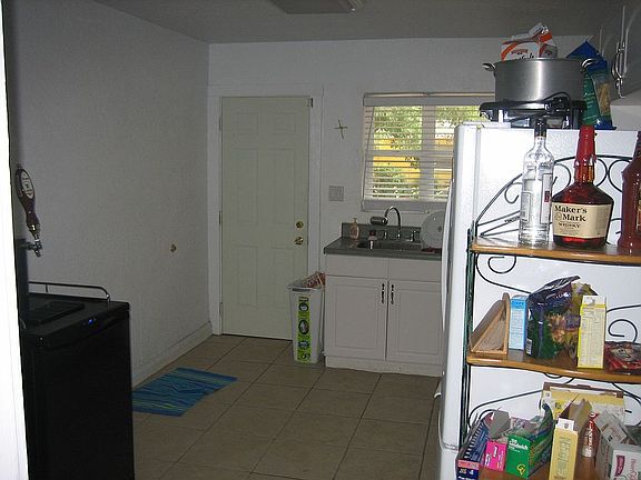 4th image of 907 N Willow Ave