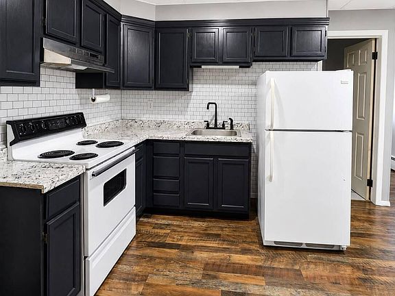 5th image of 623 Arlington St
