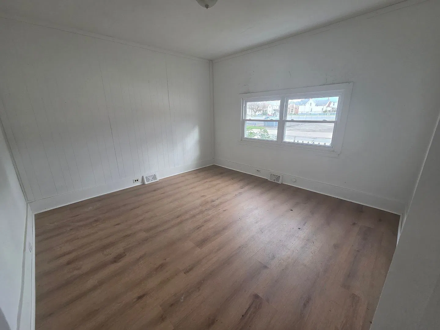 3 bedroom single family home, east side — Photo 4
