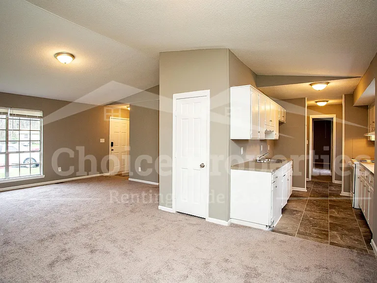 1110 Croyden Cir — Photo 13