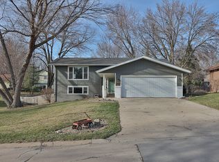 912 Park Ln, Pella, IA 50219