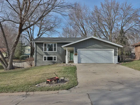 912 Park Ln, Pella, IA 50219