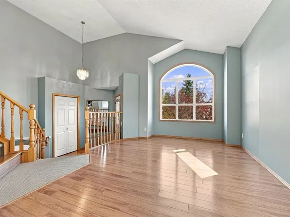 184 N Hidden Cir NW, Calgary, AB T3A 5G8