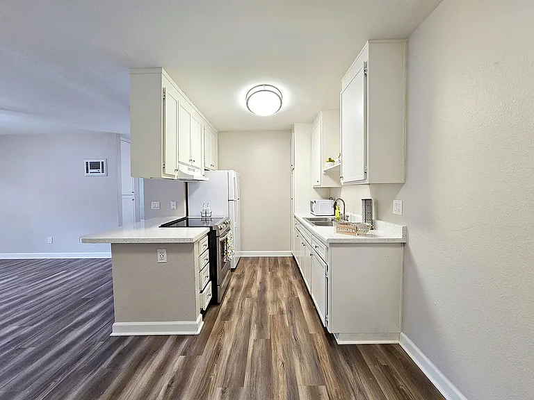 Parklane Apartments — Photo 77