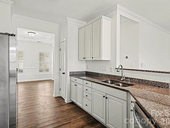 4th image of 4043 Holly Villa Cir