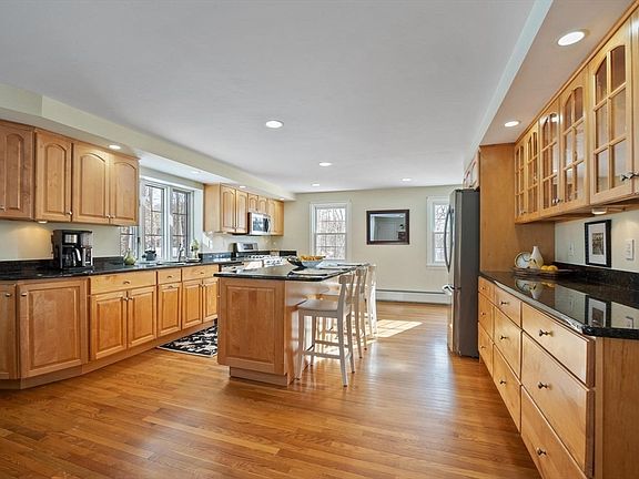 4th image of 34 Clover Hill Dr