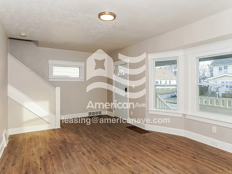 438299_002_wm_-_living_room_13585026.jpg