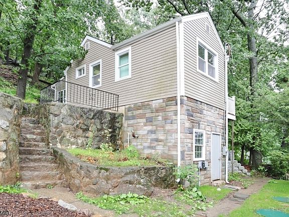 2nd image of 13 Mountain Glen Rd
