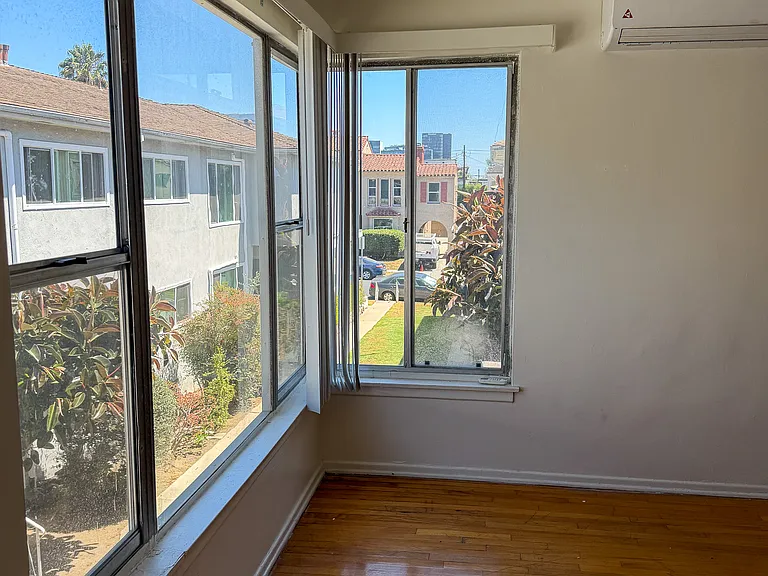 8217 Blackburn Ave #9 — Photo 2