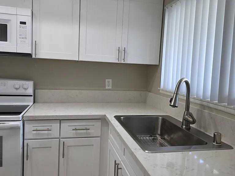Chateau Gardens Apartments — Photo 22