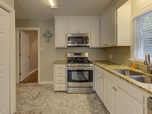5th image of 1826 Eisenhower Dr