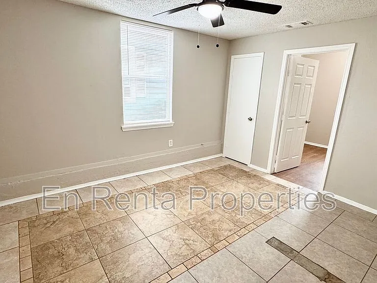 601 W Beach St — Photo 16
