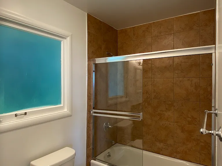1br/1ba Charmer! Bay Views And Parking! Laundry On-Site! Balcony! Progressive — Photo 12
