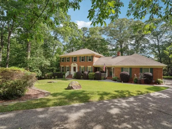 5027 Castlewood Dr SW, Lilburn, GA 30047