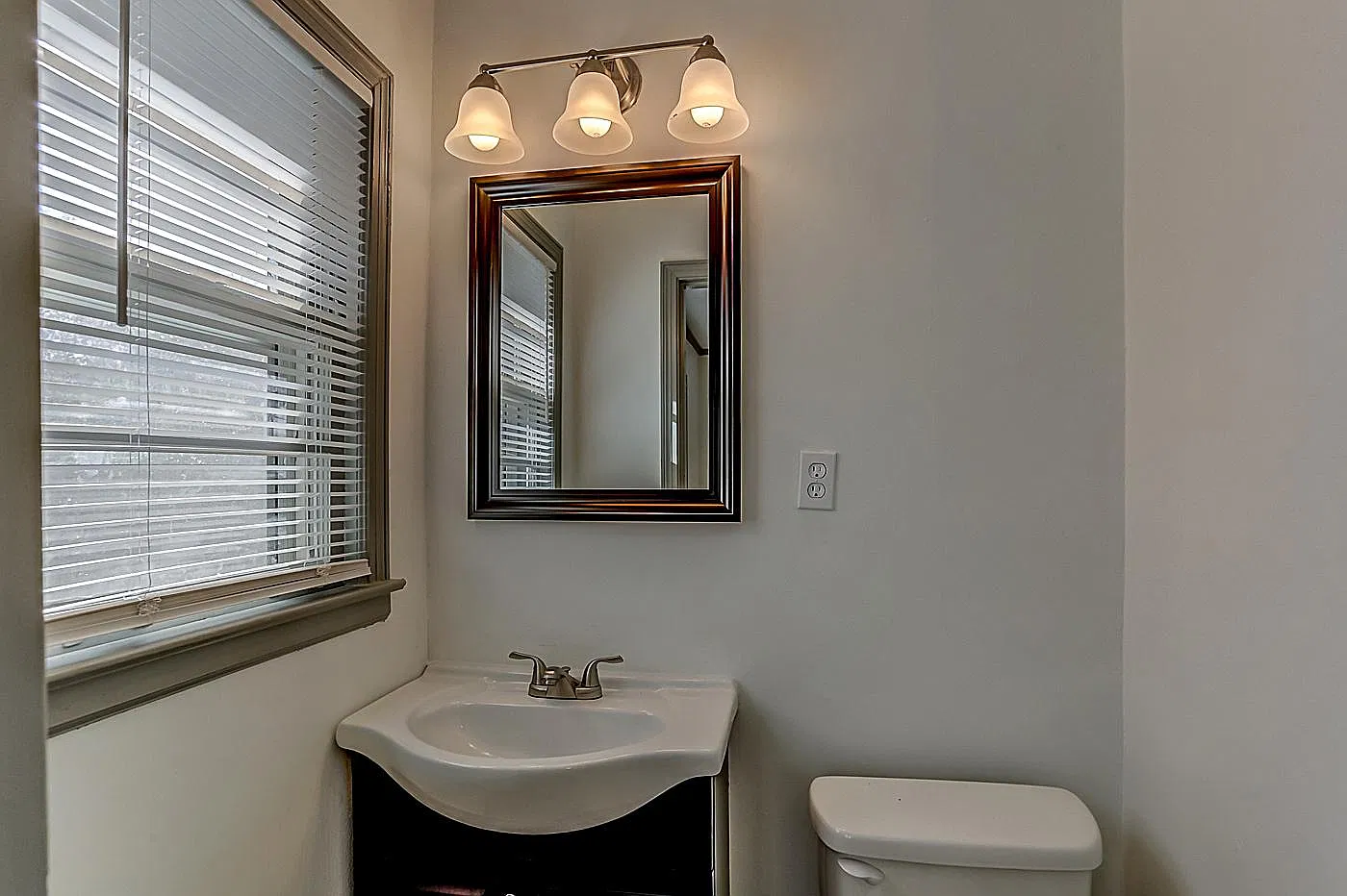 3 bed, 1.5 bath, 1053 sqft, $1,250 — Photo 2