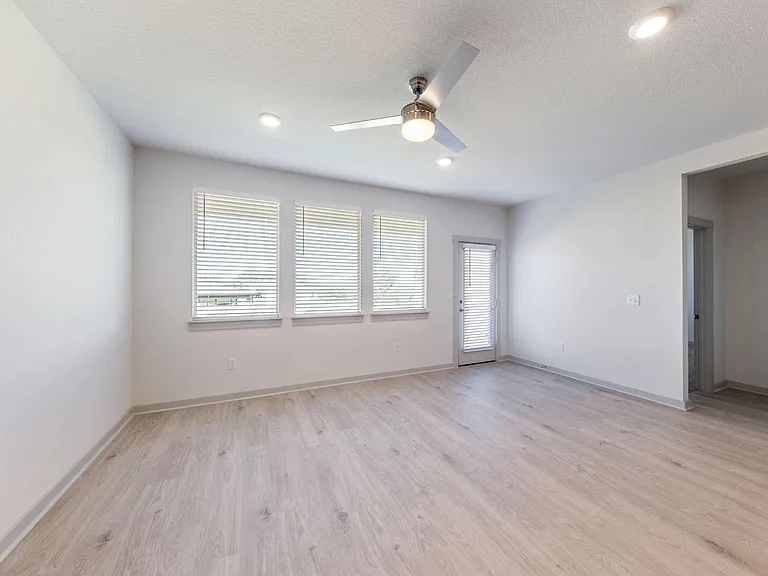 2416 Tucker Ln — Photo 5