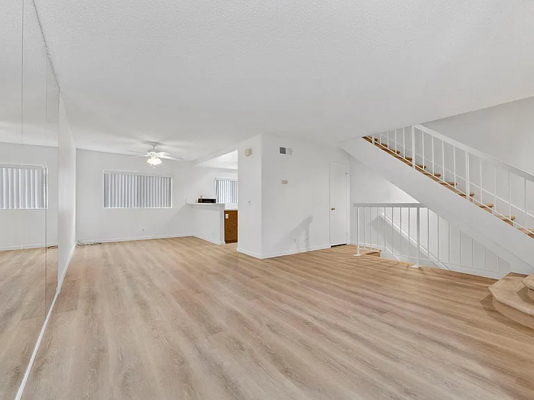 1561 W Jefferson Blvd — Photo 7